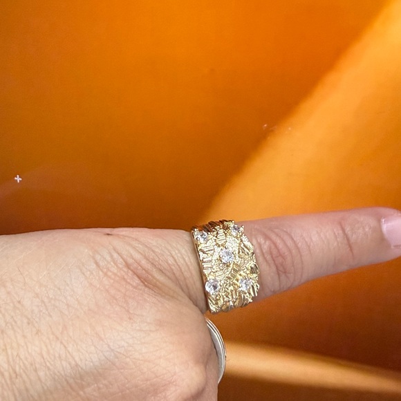Elegant Gold Ring with Crystal Accents - Picture 6 of 9